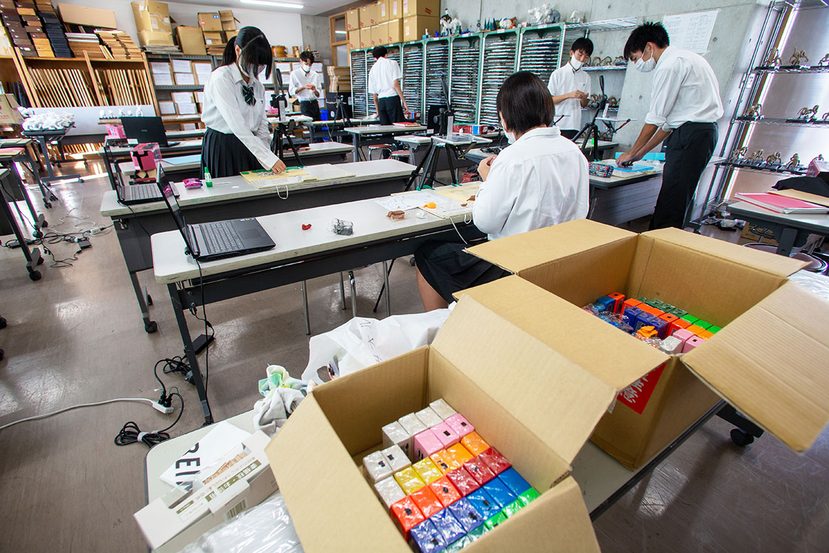 2年生はアイデアからラフ、作画、撮影、編集まで制作の流れを身に付けます