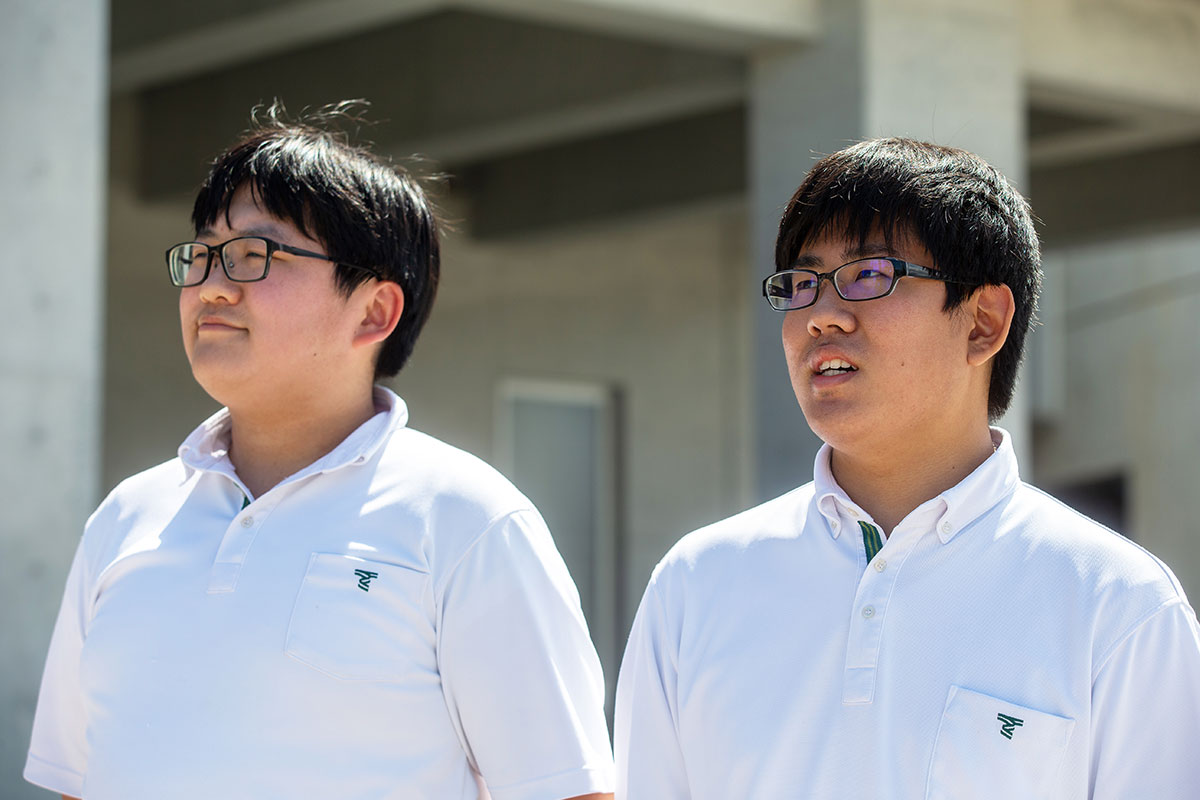 (左から)総合学習コース3年の梁田歩夢さんと川口拓真さん。それぞれ、アニメーション科目を目的に東海大山形に入学。梁田さんは県内の旅館業、川口さんはアニメーターかイラストレーター志望とのこと ※撮影時のみマスクを外していただいております