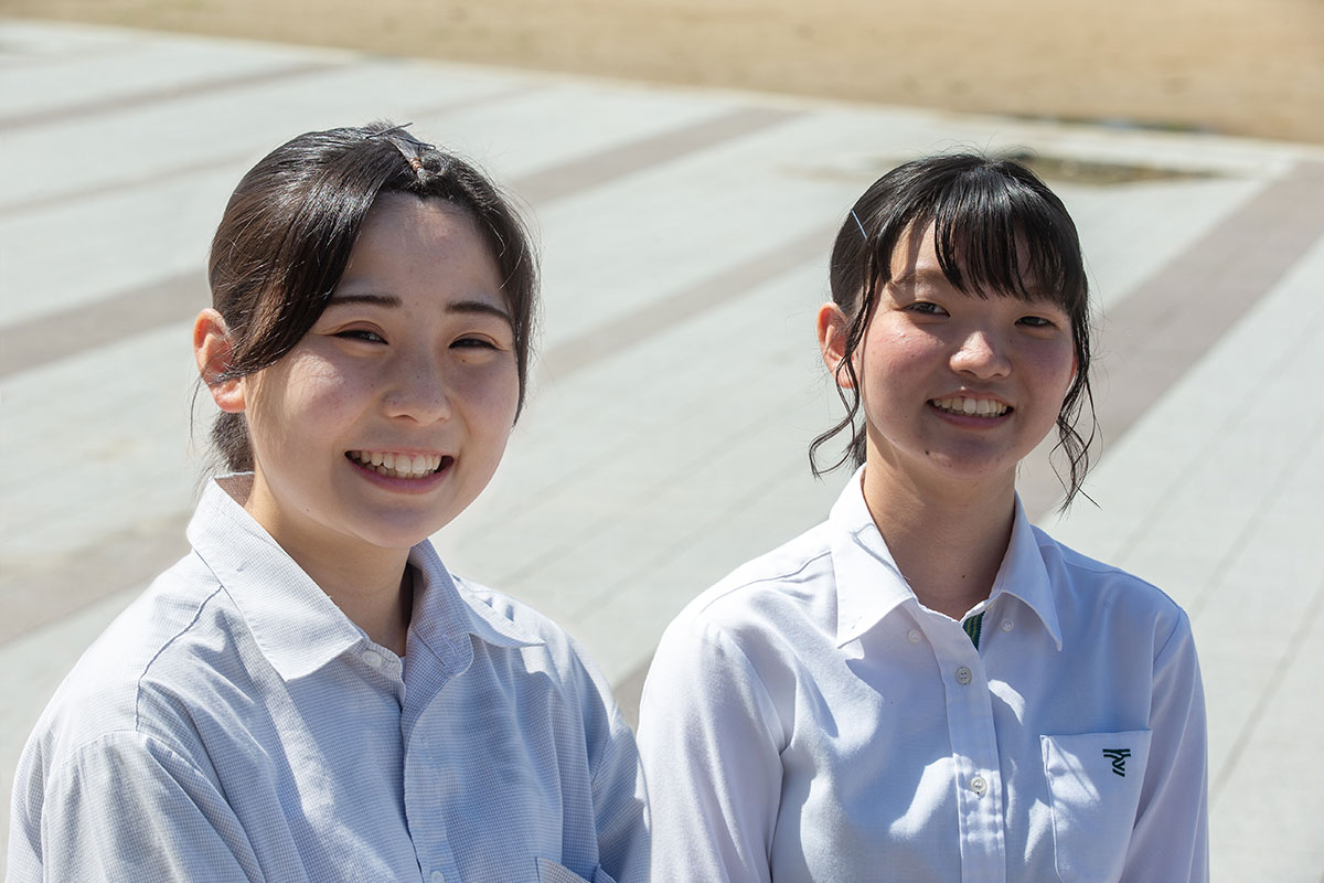 (左から)飯野花音さんと伊藤希さん。保育士を目指している飯野さんは「幼い頃からプリキュアとかアニメが日常に溢れていました。父が『機動戦士ガンダム』を好きだったことも影響があるかも」。ガンダム好きに悪い人はいませんからね(※個人の感想です)。伊藤さんは『君の名は』をきっかけに本コースを選択。映像を学べる大学に進学したいと語ります ※撮影時のみマスクを外していただいております