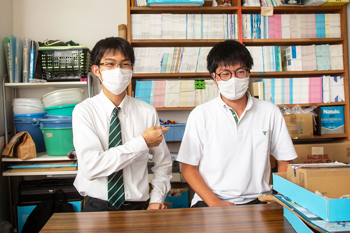 (左から)総合進学コース3年生の総務部長の三浦崇椰さんと、同じく生徒会総務次長の林 佳汰さん。取材中の掛け合いも、息がピッタリな2人