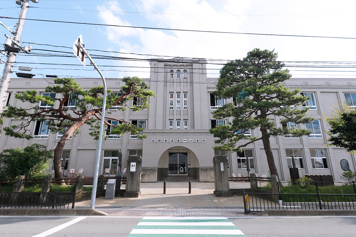 山形市のランドマーク「山形県郷土館・文翔館」から徒歩10分ほどの距離にある、山形市立第一小学校の旧校舎をリノベーションしたＱ１。施設名は「旧一小」の愛称から由来します