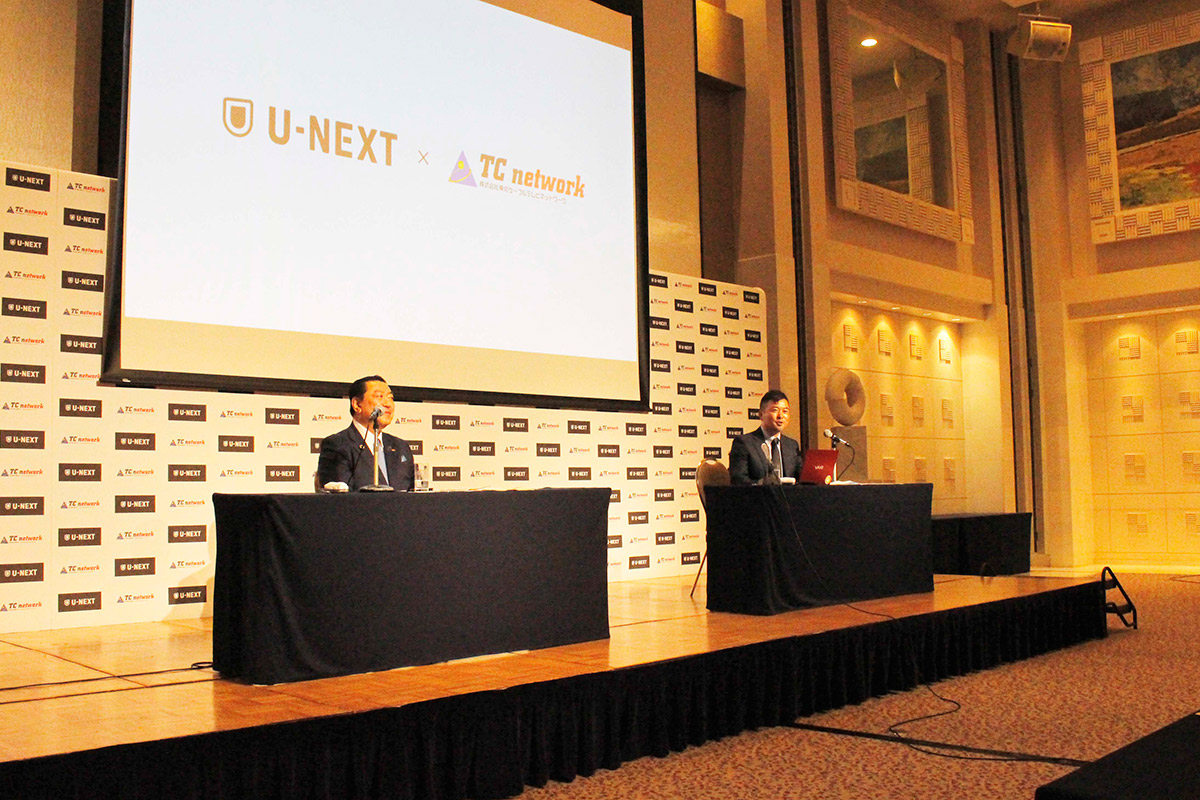 2023年8月1日に行われた「東北ケーブルテレビネットワーク×U-NEXT合同記者発表会」。写真左が株式会社東北ケーブルテレビネットワーク代表取締役社長の吉村和文さん。右は株式会社U-NEXT取締役COOの本多利彦さん（場所：パレスグランデール）