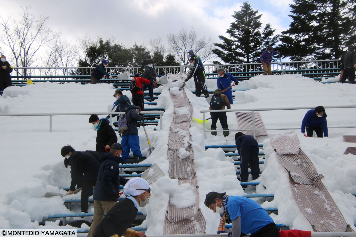 観客席の除雪2