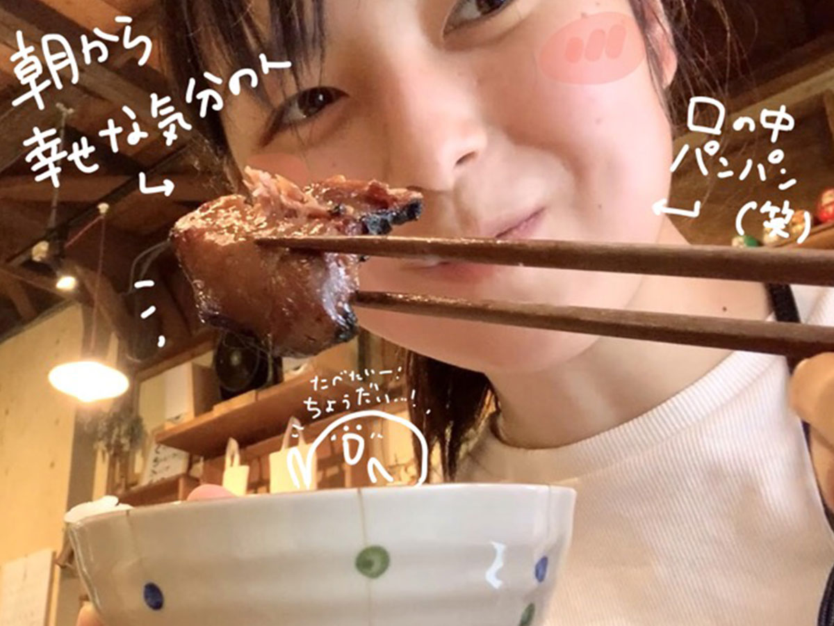 まぐろのホホ肉をほおばるあまねかいぎ。お米を詰め込みすぎて口がぱんぱん