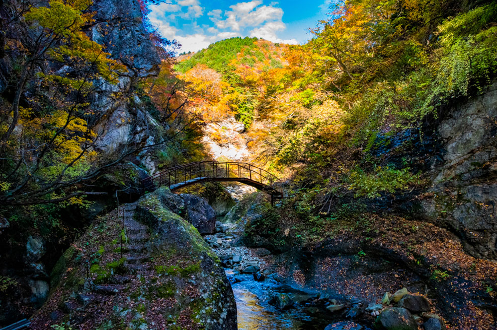 スリルと佳景を満喫する「紅葉川渓谷」