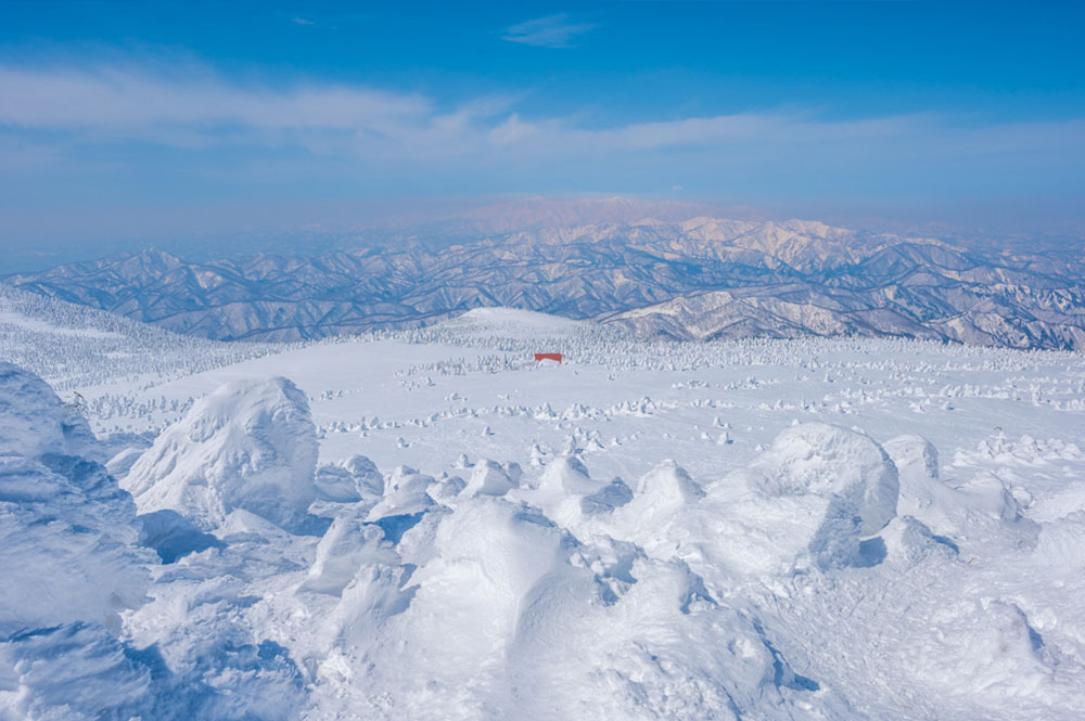 西吾妻山山頂より西吾妻小屋を望む