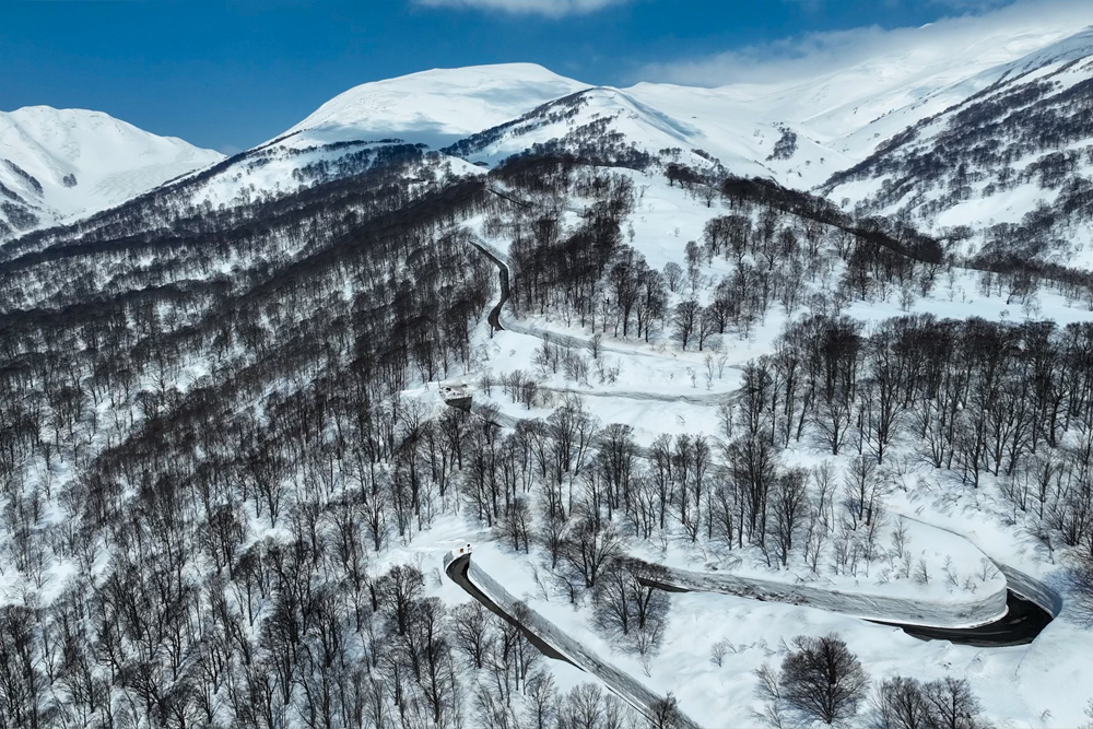 4月中旬に開通する月山スキー場への雪回廊