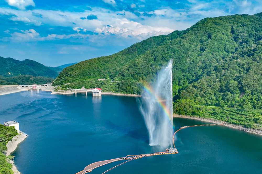 車で10分程の月山湖大噴水の噴射高は112mで日本一
