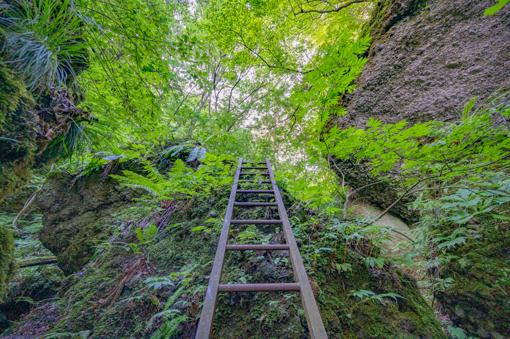 鉄梯子や鎖場が次々と現れる