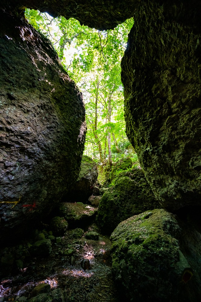 巨岩の隙間を通り抜けるとそこはコウモリの棲家になっている
