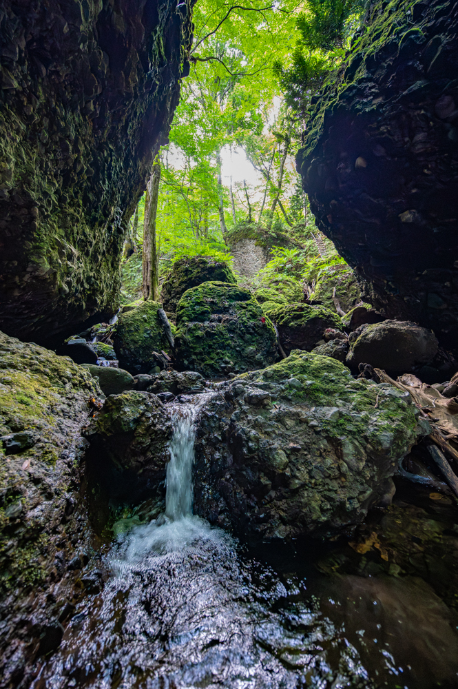 岩間に小さな滝が流れる「遊仙窟」