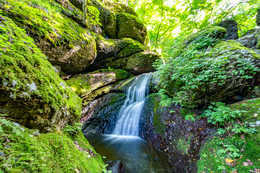 遊仙峡最大の滝「白簾（びゃくれん）の滝」