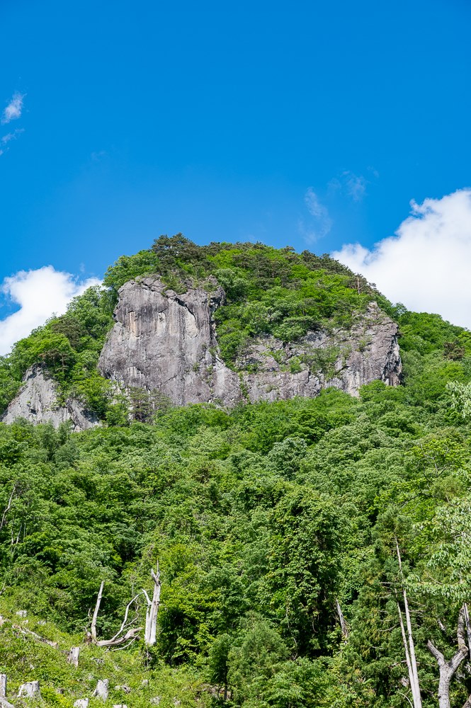 帰り道の登山道から見えるロッククライミングの名所「黒岩」