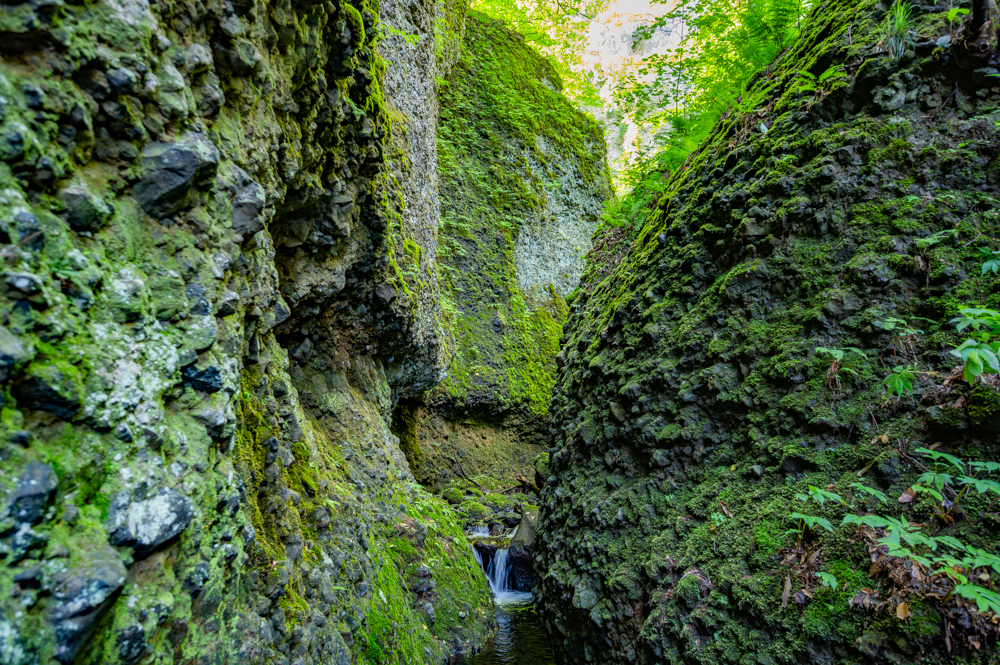 断崖絶壁に囲まれた小滝