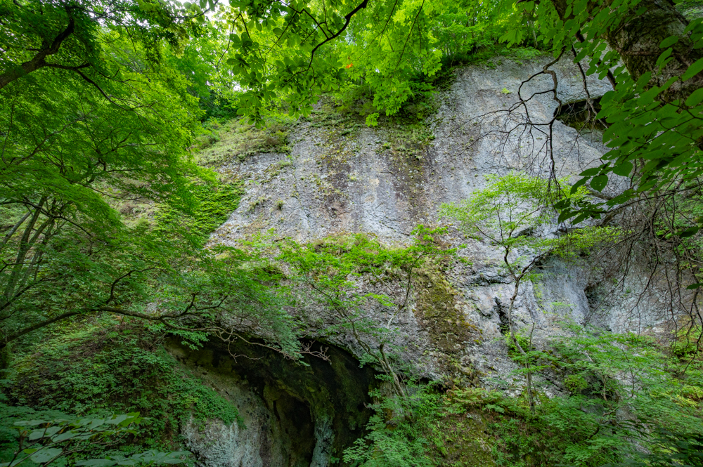 巨大岩壁「オーム岩」