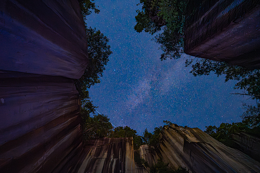 石壁に囲まれた夜空に浮かぶ「天の川銀河」