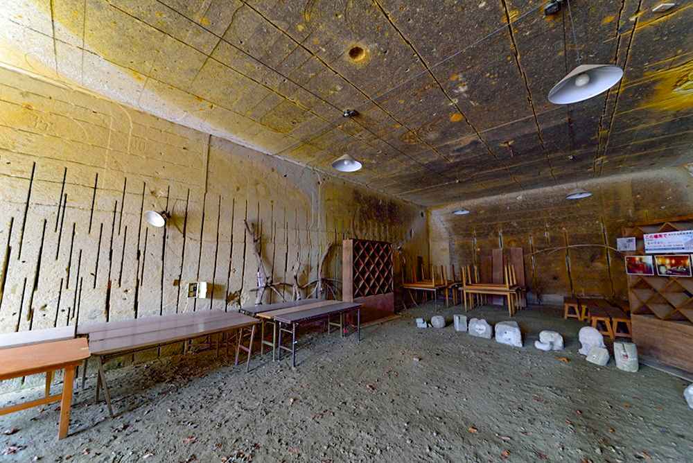 大きな石室があり、催事の展示や芋煮会などに利用される