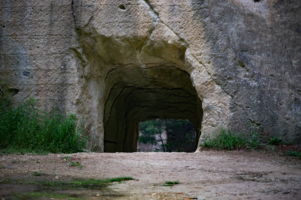 石切場の奥の大岩をくりぬいたトンネル