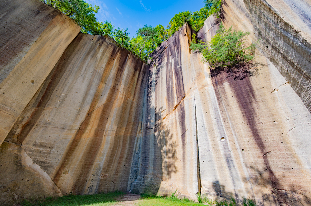 岩山を垂直に削った高さ約30ｍの石壁
