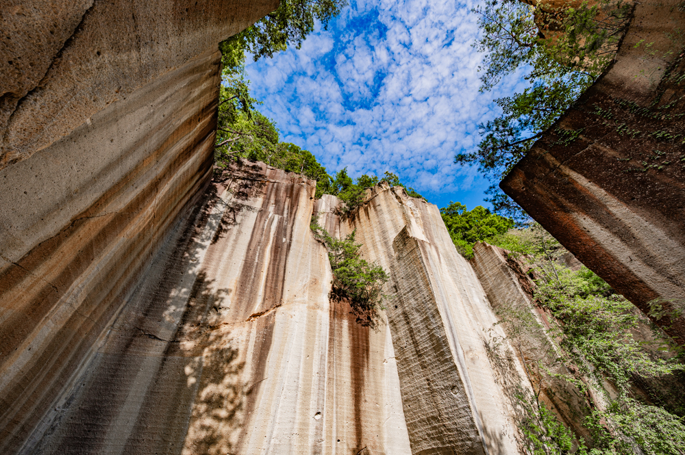 四方を石壁に囲まれた古代遺跡のような景観