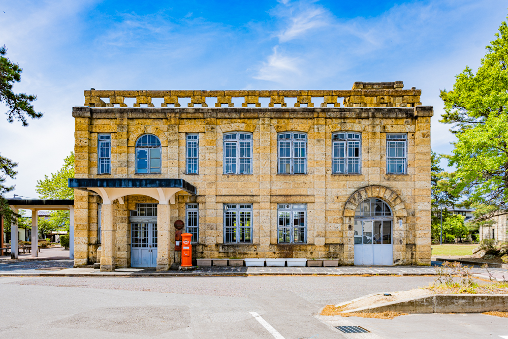 高畠石を利用して建てられた「旧高畠駅（国登録有形文化財）」