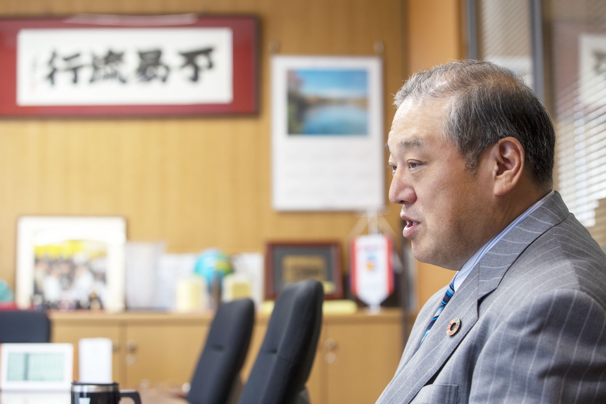 “不易流行”は山形銀行・長谷川頭取もよく口にしている言葉。「事業費の調達では山形銀行のプロジェクトファイナンスという新しいスキームがなければ実現しませんでした」と語る加藤さん。社長室に掲げられた“不易流行”は第36代目木村庄之助による書。お取引先から120周年のお祝いに贈られた貴重なものだそう