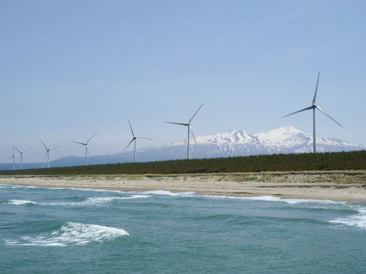 鳥海山を望む遊佐風力発電所(画像提供:加藤総業)