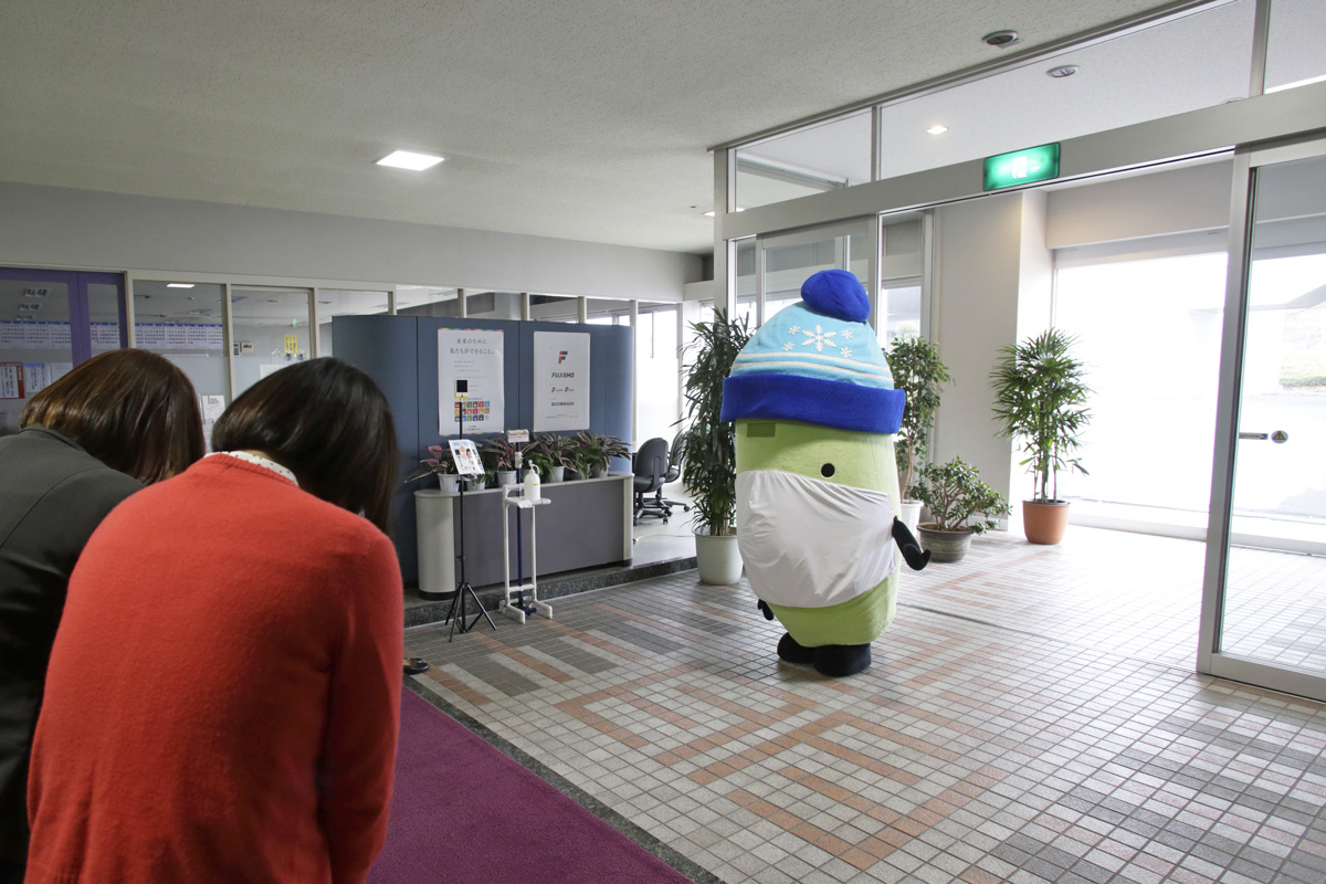 取材日は雪模様。そんな中、きてけろくんに藤庄印刷・蔵王の森工場まで足を運んでいただきました