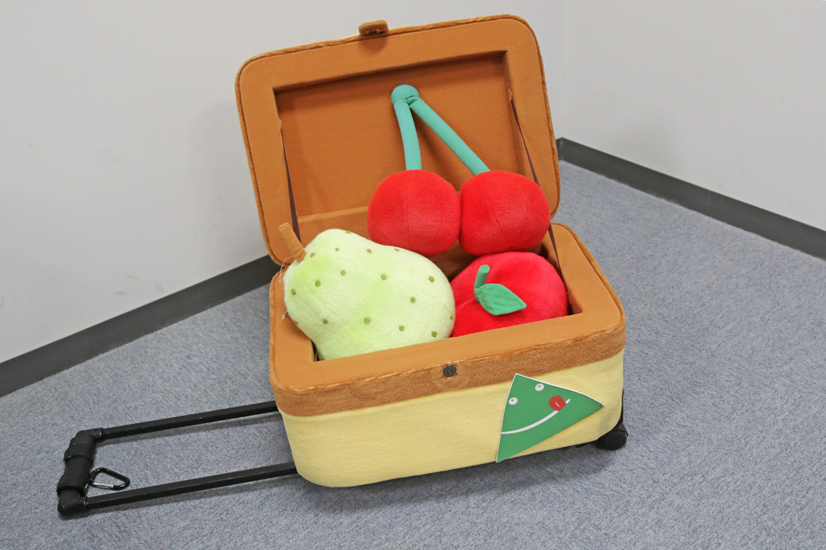 「ぼくのキャリーバッグには、山形の農産物や海産物など、おいしいものがいっぱい詰まっているんだよ~」。季節によって麦わら帽子に付いているフルーツも変化し、おしゃれを楽しむきてけろくん