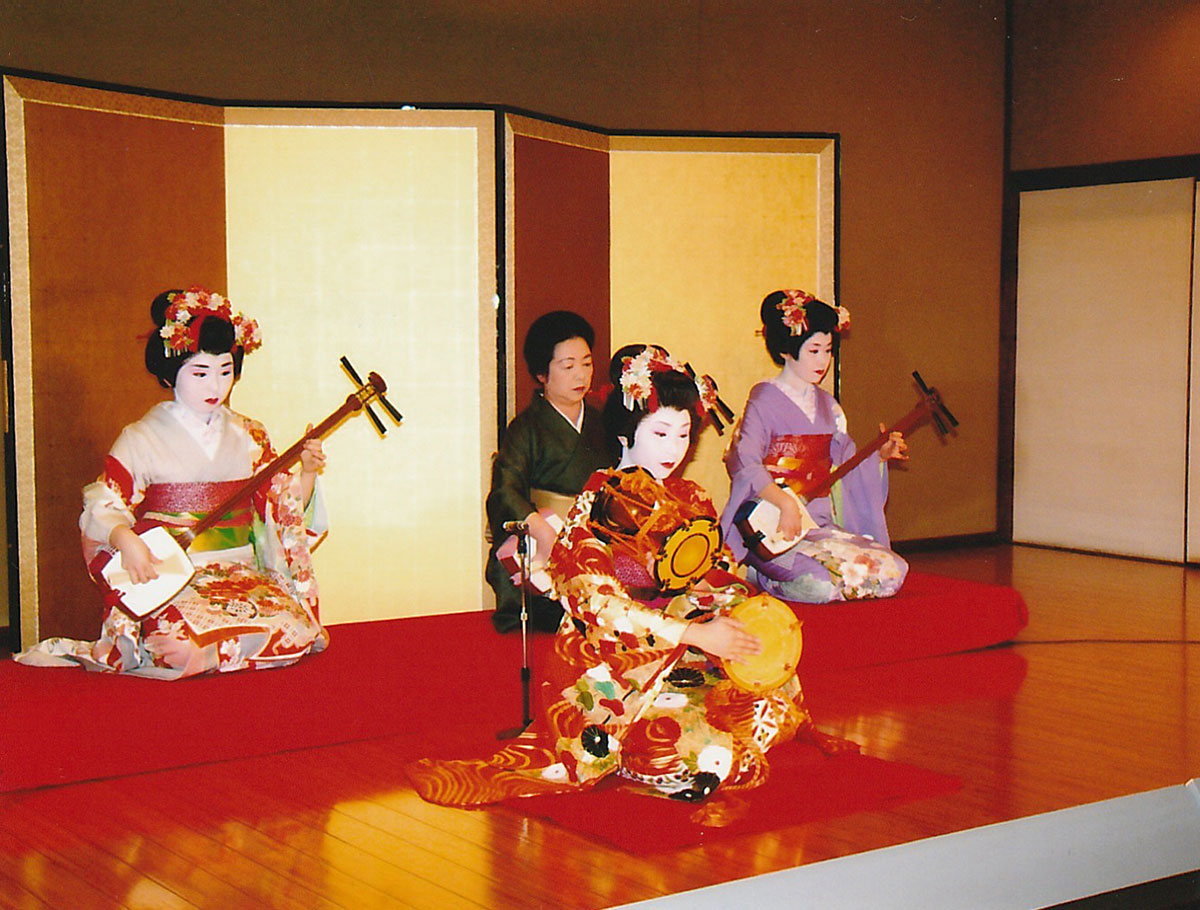 後継者の不足が心配されている、鳴物とも呼ばれる小鼓・大鼓(おおかわ)。演奏するのは舞子時代の菊弥さん。(写真提供:菊弥さん)