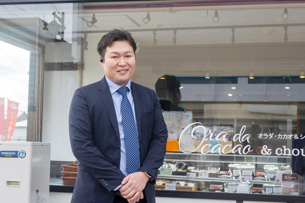 山からグループの店舗「Ora da cacao＆chou」前にて。取材当日も多くのお客様が来店していました