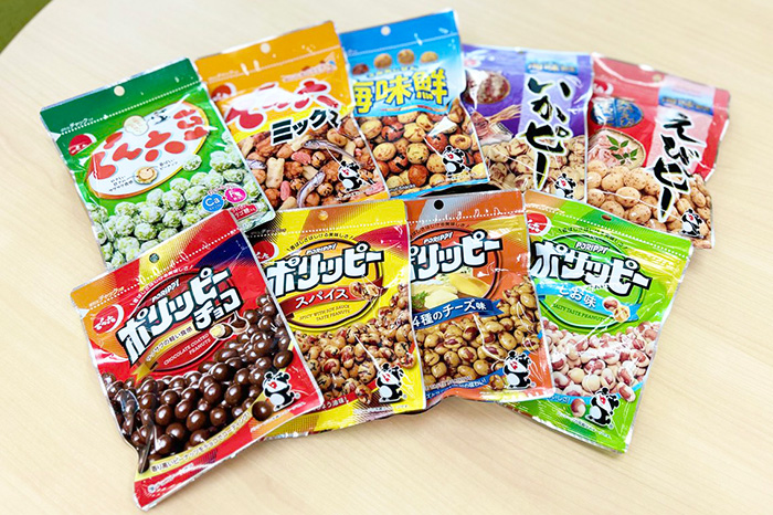おなじみの豆菓子。でん六豆をはじめ、ポリッピーシリーズや海味鮮（うみあじせん）など多彩なラインナップで、世代を超えて愛され続けています（写真提供：でん六）
