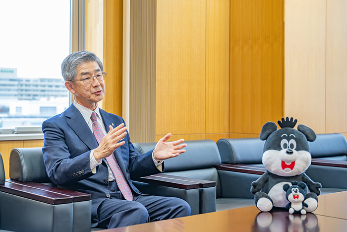 コーポレートメッセージは「豆を究め、喜びを創る」。『顧客第一主義を貫き、おいしく、良質で、安全な商品づくりを通じ社会に貢献したい』と語る鈴木さん