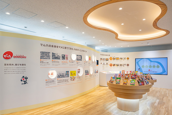 本社ショールームに並ぶでん六豆の歴史。味や鮮度に磨きをかけ続けるのはもちろん、時代に合わせた硬さの調整など、変えるところと変えないところの塩梅が、長く愛される理由です