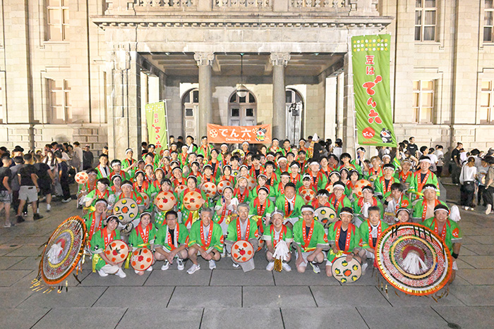 山形の夏の風物詩・花笠まつり。