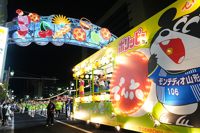 山形の夏の風物詩・花笠まつり。