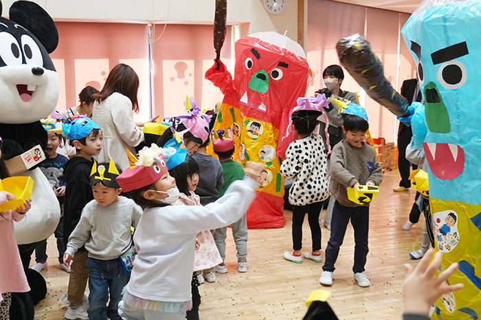 でんちゃんと、未来の主役たち（写真提供：でん六）