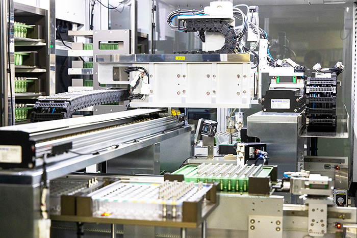 独自の生産ラインと製品のトレーサビリティを実現する検品システム。工場を視察したクライアントの多くが、その徹底ぶりに驚くのだそう